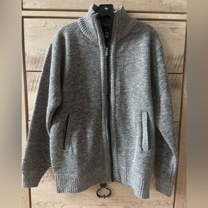 NWOT
Mens zip up sweater jacket with plaid inner lining and side pockets